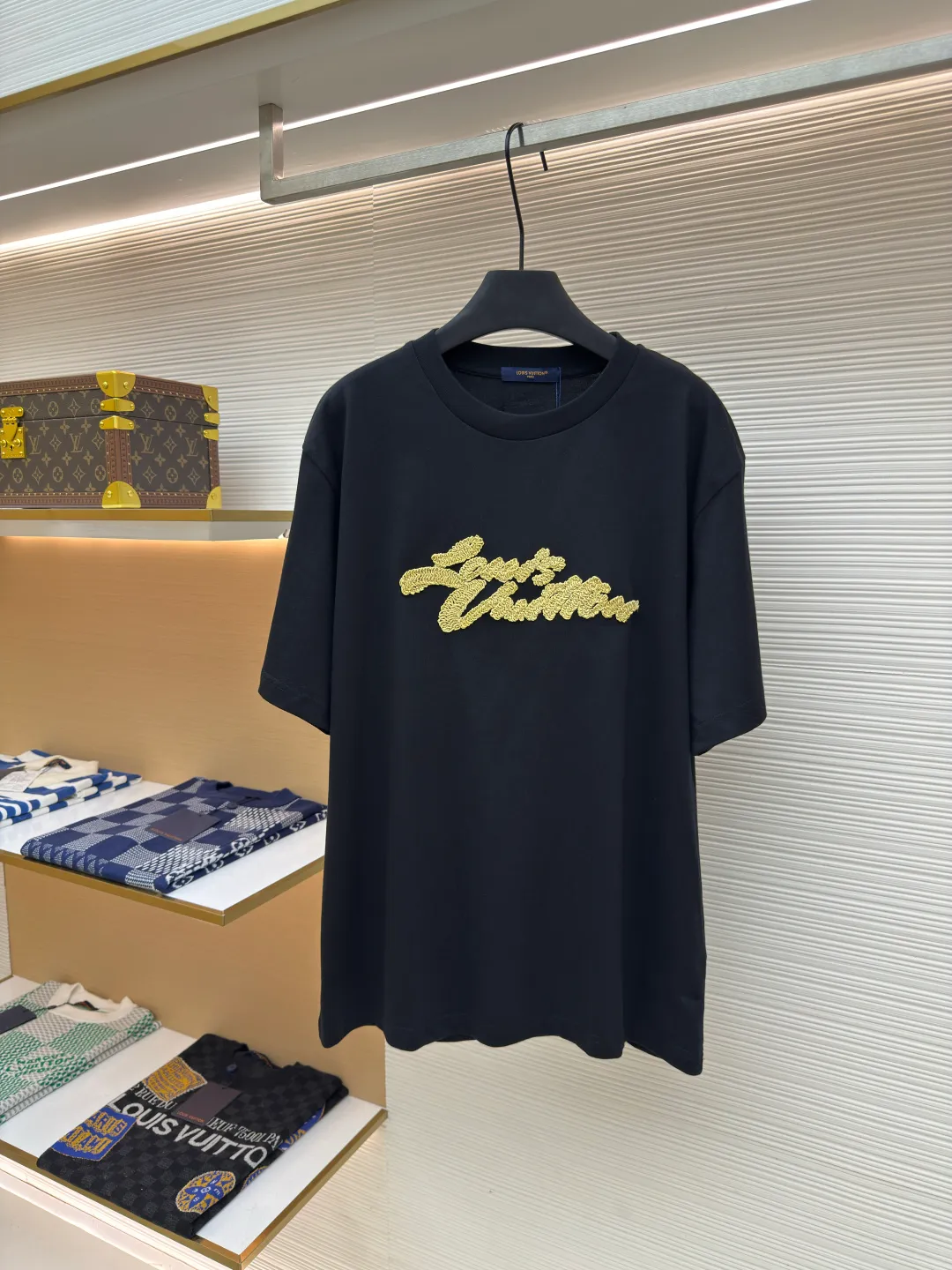 LOUIS VUITTON Raffia letter embroidered short sleeves ●Authentic product: Purchased and developed at 10399 ●Item number: 1680197-A10 ●Material: plain weave high-quality cotton ●Technology: double yarn tensioner thread ●Version: fitted version ●Weight: about 285 grams ●Size: XS-S-M-L ●Description: Clever use of iconic elements like raffia to add a touch of handcrafted flavor to the classic silhouette. Decorated with Louis Vuitton embroidery on the chest and Marque 1.Vuitton Dé 💰osée label on the back. The overall wiring is straight and delicate, the fabric is comfortable and soft, and the color is consistent without color difference. It can be matched with the same style to create a fashionable look and control various occasions. Customized accessories, complete with three standards, same style for men and women!